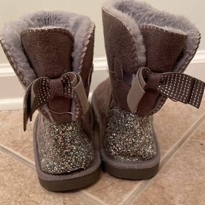 Used gray bow boots